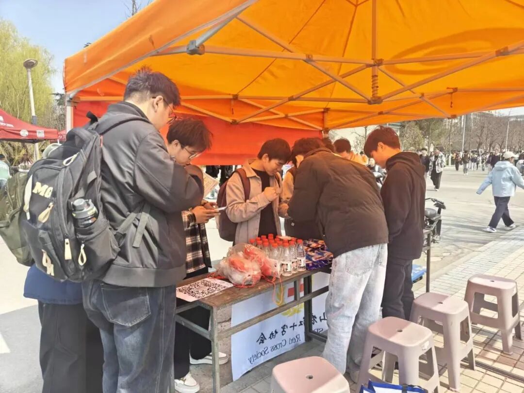 春风送暖学雷锋   爱心市集传温情(图5)